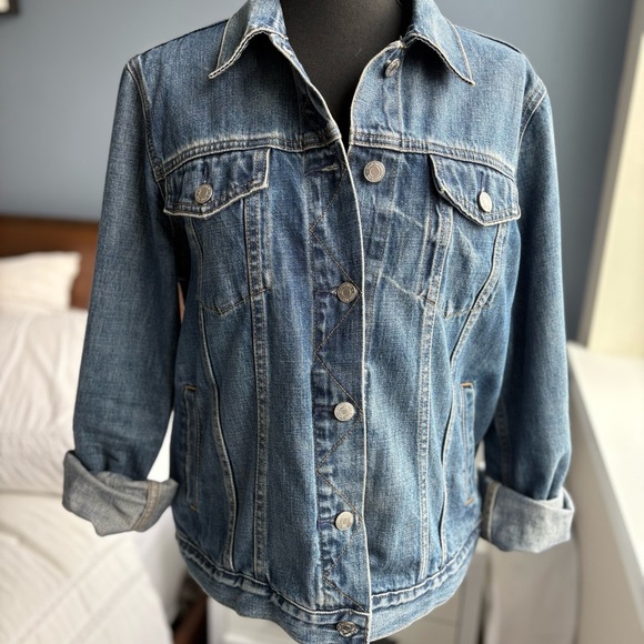 GAP Classic Medium Wash Denim Jacket w 6 Pockets - Picture 9 of 17